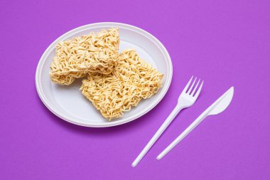 Beyaz Tabakta Pişmemiş Anında Erişte