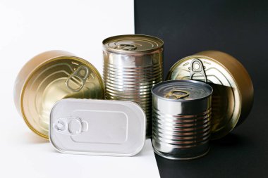 Ayrık Siyah ve Beyaz Arkaplanda Boş Kenarlı Yığılmış Teneke Kutular Grubu