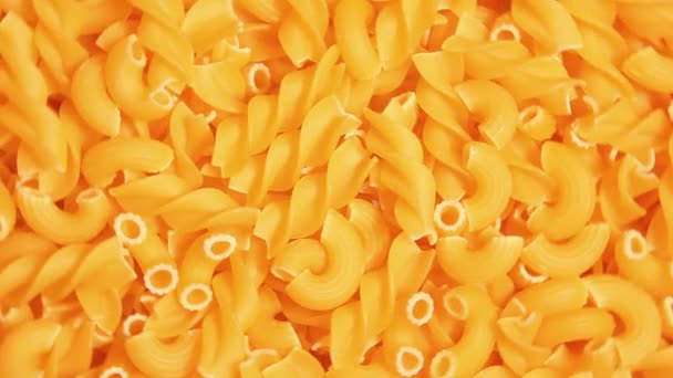 Okokt olika makaroner, spridda torr pasta - roterande bakgrund — Stockvideo