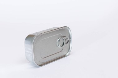 Beyaz Arkaplanda Boş Kenarlı Olmayan Teneke Kutu