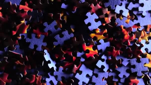 Achtergrond van gekleurde puzzelstukjes die tegen de klok in draaien — Stockvideo