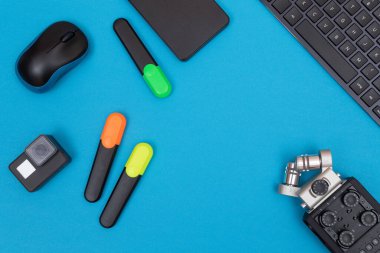 Mavi Masa Üzerinde Dijital Aletleri Olan Çalışma Yeri