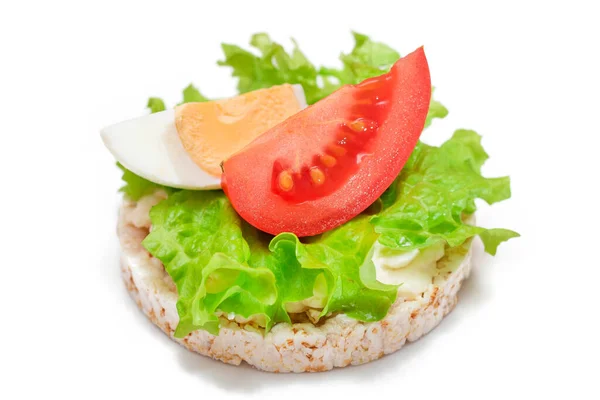Reiskuchen-Sandwich mit Tomaten, Salat und Ei - isoliert — Stockfoto