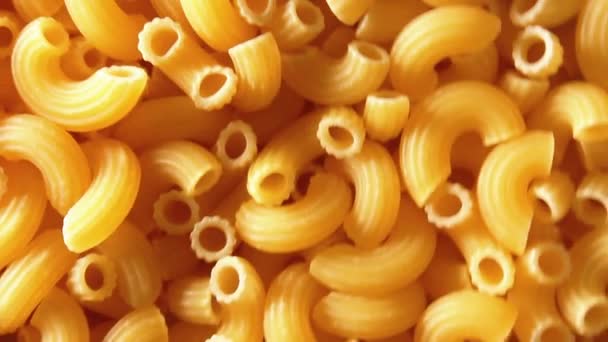 Okokt Chifferi Rigati Pasta, spridda torra makaroner - roterande bakgrund — Stockvideo