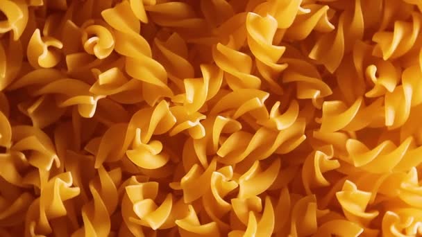Fusilli pasta, droge spiraal Macaroni achtergrond rotatie — Stockvideo