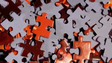 Saat Yönünde Dönen Renkli Bulmaca Parçalarının Arkaplanı - Üst Görünüm, Yakın Çekim. Tamamlanmamış kırmızı ve gri yapbozun dokusu - Sağ Döndürme