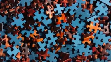 Saat Yönünün Tersine Dönen Renkli Bulmaca Parçalarının Arkaplanı - Üst Görünüm Tamamlanmamış Kırmızı ve Mavi Yapbozun Yapbozu Düşük Anahtar Işıklı - Sol Döndürme