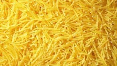 Saat Yönünün Tersine Yavaşça Dönen Pişmemiş Eriştelerin Arkaplanı - Üst Görünüm, Açısal Döndürme. Kuru Vermicelli Dönüşü dokusu. Çiğ Makarna - Sol Döndürme