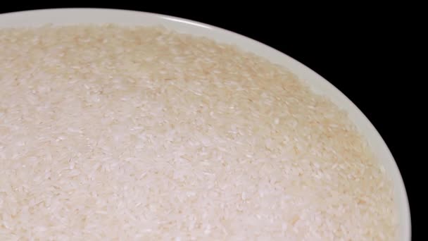 Beyaz Pilav Pişmemiş Beyaz Pirinç Siyah Arkaplan Karşı Dönüyor Çiğ — Stok video
