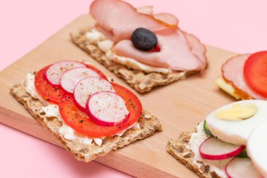 Jambonlu, domatesli, turplu, salatalıklı ve peynirli. Kolay Kahvaltı 'da. Diyet yemek. Hızlı ve sağlıklı sandviçler. Lezzetli dolgulu kızarmış ekmek. Sağlıklı Beslenme Atıştırması