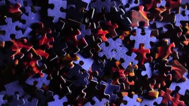 Saat Yönünün Tersinde Yavaşça Dönen Renkli Bulmaca Parçalarının Arkaplanı - Üst Görünüm Tamamlanmamış Kırmızı ve Mavi Yapbozun Yapbozu Düşük Anahtar Işıklı - Sol Döndürme