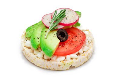 Avokado, domates, süzme peynir, zeytin ve turplu pirinçli sandviç. Kolay Kahvaltı 'da. Diyet yemek. Hızlı ve sağlıklı sandviçler. Lezzetli Çıtır Ekmek - Tecrit