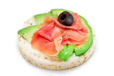 Taze Avokado, Jamon ve Zeytinli Pirinçli Sandviç. Kolay Kahvaltı 'da. Diyet yemek. Hızlı ve sağlıklı sandviçler. Lezzetli dolgulu kızarmış ekmek. Sağlıklı Beslenme Atıştırması - İzolasyon