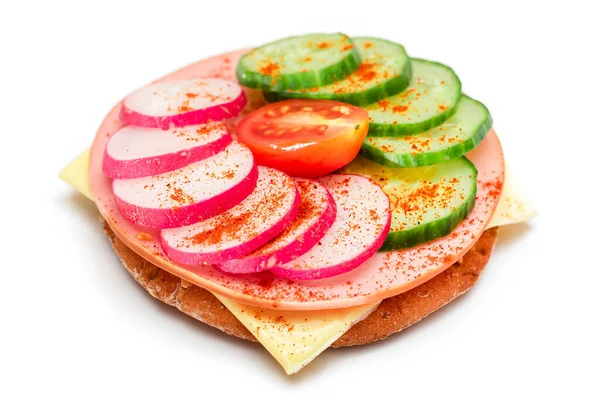 Sandwich Galleta Crujiente Con Pepino Fresco Queso Salchicha Rábano Tomate — Foto de Stock