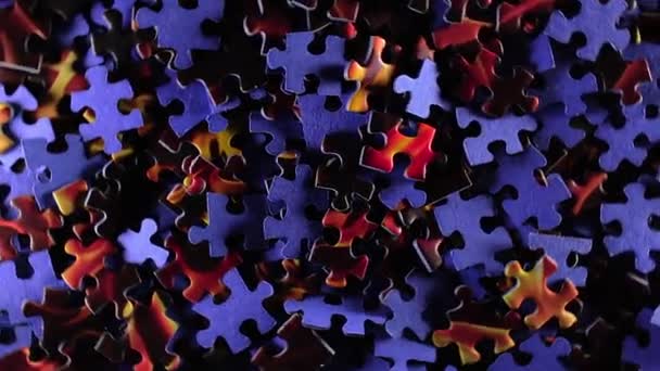 Hintergrund Von Farbigen Puzzleteilen Die Sich Gegen Den Uhrzeigersinn Drehen — Stockvideo
