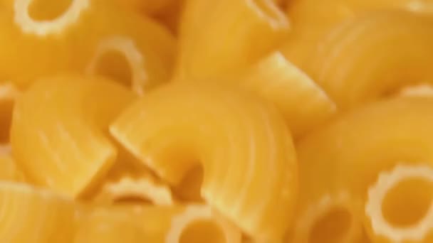 Ongebakken Chifferi Rigati Pasta Roterend Macro Vet Ongezond Voedsel Close — Stockvideo