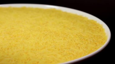 Beyaz Tabakta Pişmemiş Erişte Siyah Arkaplanda Dönüyor. Kuru Vermicelli Dönüşü. Çiğ Makarna