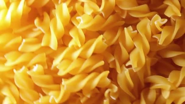 Főzetlen Fusilli Tészta Spirál Formával Forgatható Háttér Felülnézet Arany Nyers — Stock videók