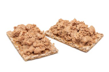 Beyaz arka planda izole edilmiş tavuk ezmeli çıtır sandviç. Karaciğer ezmeli tam tahıllı ekmek. Diyet Kahvaltı ve Sağlıklı Yemek