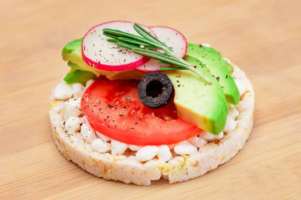 Panino Con Torta Riso Con Avocado Pomodoro Ricotta Olive Ravanello Foto Stock Royalty Free