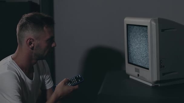 Σπασμένη Τηλεόραση Τηλεοπτική Προπαγάνδα Mind Control Zombified Man White Shirt — Αρχείο Βίντεο