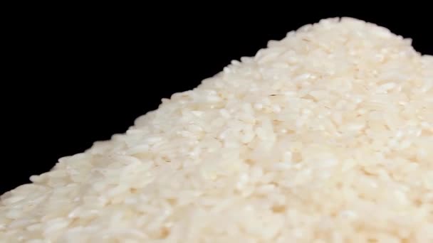 Beyaz Tabakta Pişmemiş Beyaz Pirinç Yığını Siyah Arkaplan Karşı Dönüyor — Stok video