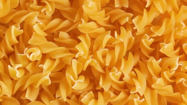 Nieugotowany Makaron Fusilli Top View Zbliżenie Gruba Niezdrowa Żywność Wytrawne — Wideo stockowe