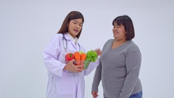 Médico Nutricionista Sosteniendo Fruta Fresca Introduciendo Nutrición Los Pacientes Concepto — Vídeo de stock