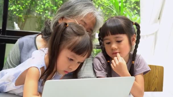 Asijské Babička Svými Dvěma Vnoučaty Baví Hrát Vzdělávací Hry Line — Stock video