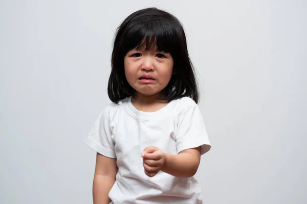 Portret Van Aziatisch Boos Verdrietig Huilen Klein Meisje Witte Geïsoleerde — Stockfoto