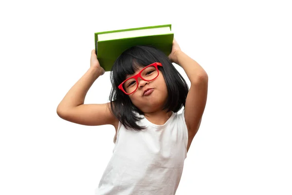 Забавная Счастливая Азиатская Маленькая Дошкольница Красных Очках Зелёной Книгой Голове — стоковое фото