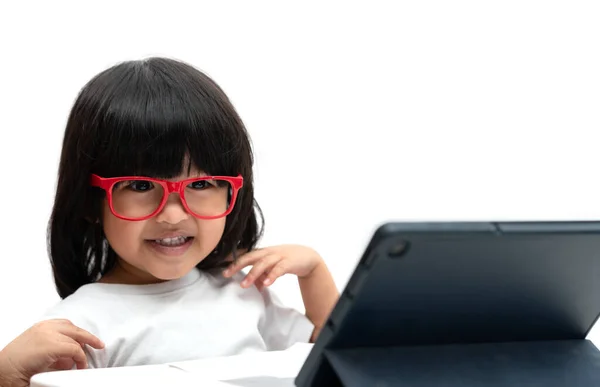 Маленькая Азиатская Дошкольница Красных Очках Планшетным Белом Фоне Азиатка Разговаривает — стоковое фото