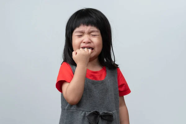 Portret Van Aziatisch Boos Verdrietig Huilen Klein Meisje Witte Geïsoleerde — Stockfoto