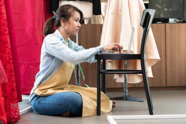 Dükkanı iş yapmayı bıraktığı için pencerenin yanında oturan stresli Asyalı girişimci. Finansal sorunlar ve ekonomik yavaşlama nedeniyle. İş krizi kavramı