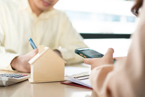 Opdrachtgever Tekent Huis Lening Document Huizen Kopen Met Onroerend Goed — Stockfoto