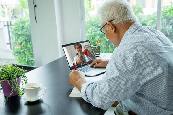 Lékař Line Videokonference Starým Starším Pacientem Sledovat Ptát Příznaky Nemoci — Stock fotografie