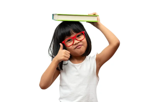 快乐的亚洲学龄前小女孩 戴着红色的眼镜 手里拿着一本绿色的书 大拇指插在白色孤立的背景上 学童的概念以及小学和学前教育 家庭学校的教育 — 图库照片