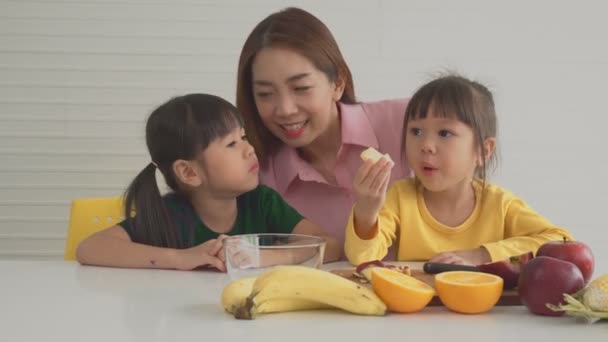 Profitez Maman Asiatique Enseignant Une Petite Fille Tenant Couteau Couper — Video