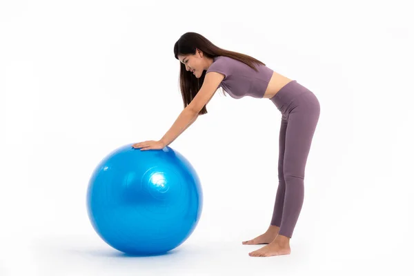 Mulher Asiática Saudável Treino Com Fitball Fundo Branco Isolado Conceito — Fotografia de Stock