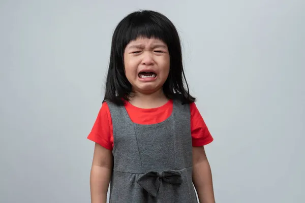 Портрет Азиатской Злой Грустной Плачущей Маленькой Девочки Белом Изолированном Фоне — стоковое фото
