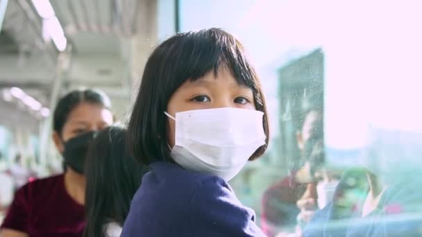 Holčička Chirurgickou Maskou Čelí Chřipce Virové Epidemii Veřejné Dopravě Skytrain — Stock video