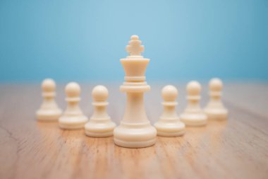 Satranç Kralı, diğer satrançların etrafında olmak için, bir lider kavramının, iş oyunlarında kazanmak için cesaret, liderlik ve iş vizyonuna sahip olması gerekir.