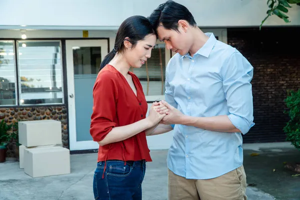 Hombre Consolando Esposa Mujer Abrazando Marido Llorando Frente Casa Lleno — Foto de Stock