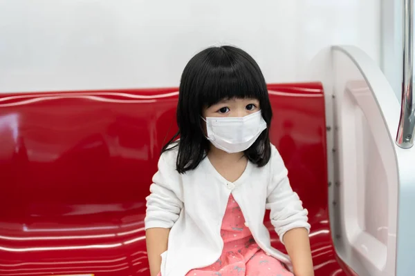 Маленька Дівчинка Хірургічною Маскою Стикається Грипом Спалахом Вірусу Громадському Транспорті — стокове фото