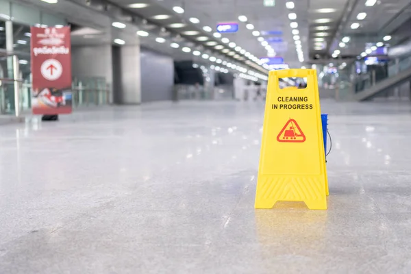 Cone Plástico Amarelo Com Sinal Mostrando Aviso Piso Molhado Restaurante — Fotografia de Stock