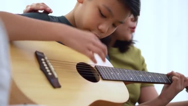 Mère Asiatique Embrasse Son Fils Garçon Asiatique Jouant Guitare Mère — Video