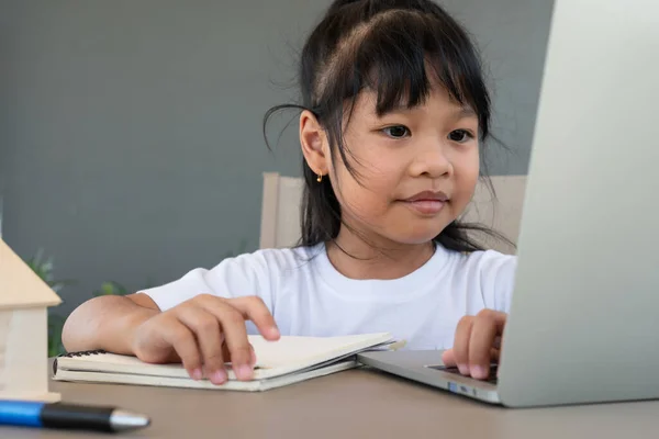Азиатская Студентка Использующая Ноутбук Онлайн Обучения Выполнения Домашней Работы Образование — стоковое фото