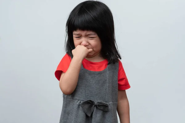 亚洲女孩在孤独的白色背景下的愤怒 悲伤和哭泣的形象 孩子生气和疯狂时的情绪 愤怒的表情 儿童情绪控制概念 — 图库照片