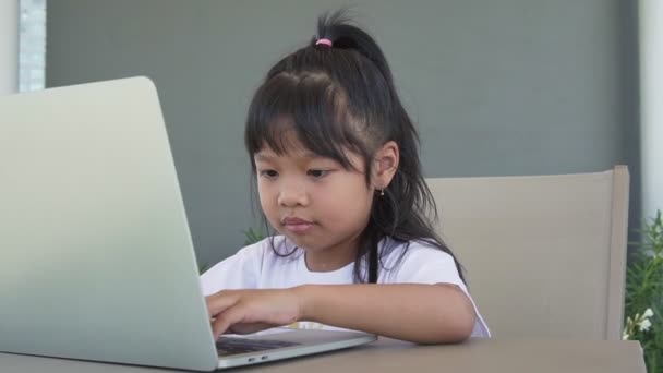 Aldığı Ödev Yaptığı Için Elinde Kalem Tutan Asyalı Kız Öğrenci — Stok video
