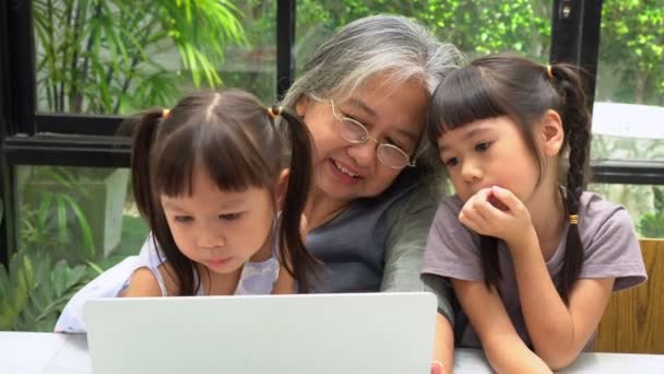 Ασιατική Γιαγιά Δύο Εγγόνια Της Διασκεδάζουν Και Παίζουν Online Εκπαιδευτικά — Αρχείο Βίντεο